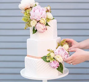 Geometric wedding cake with flowers